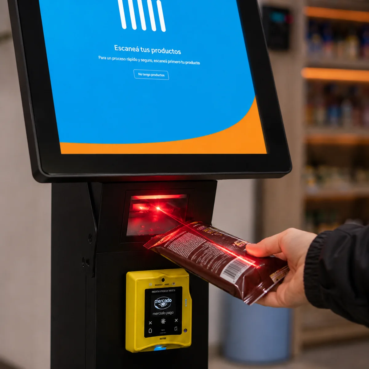 Kiosco de autocobro leyendo el código de barras de un producto