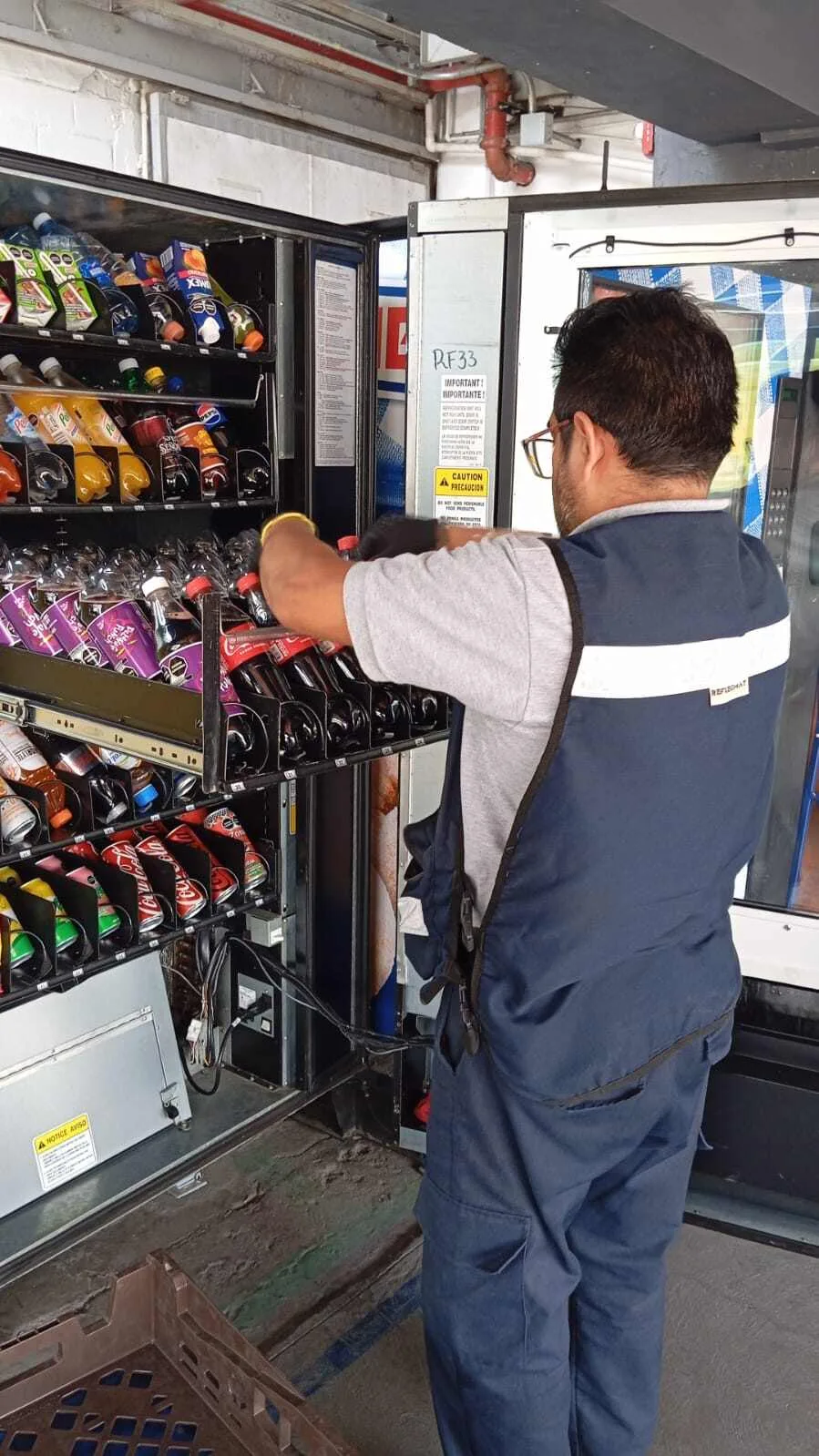 Operador VM24 surtiendo botanas y bebidas